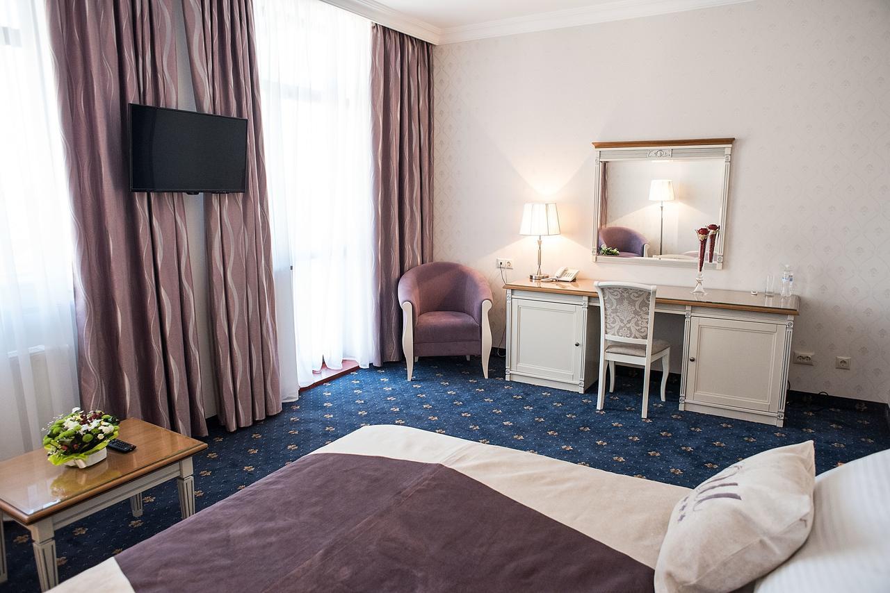 Shato Hotel Chervonograd Exterior foto