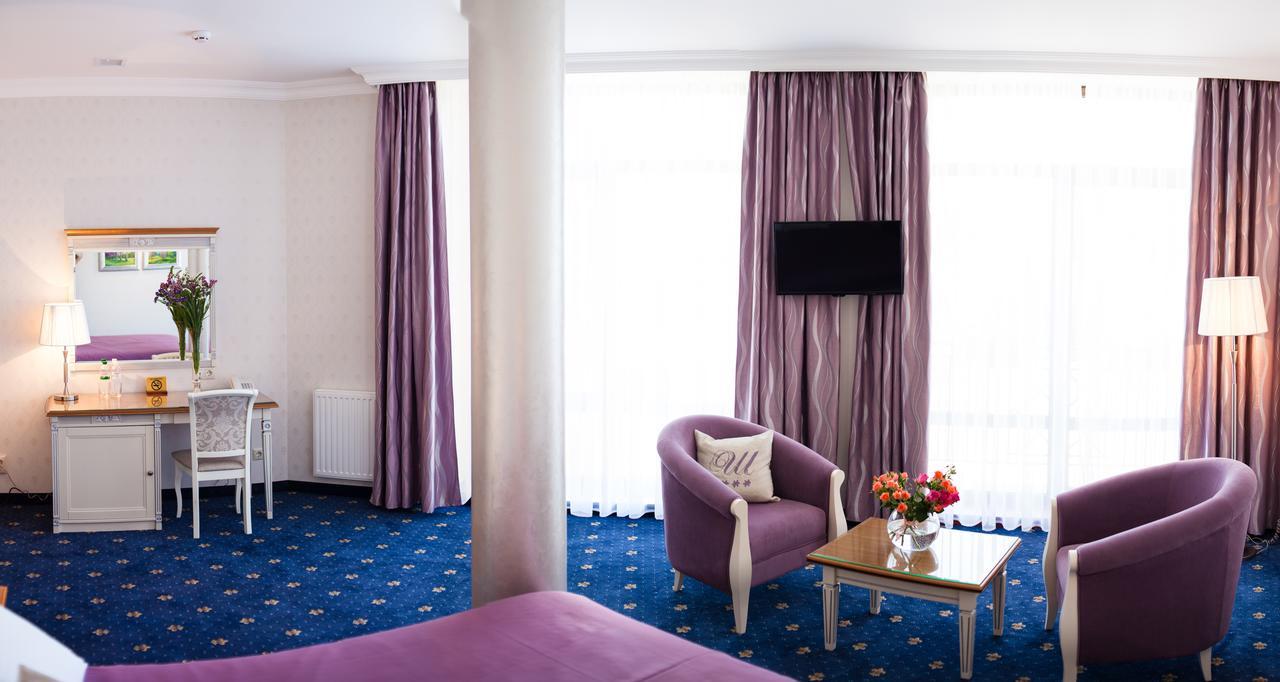 Shato Hotel Chervonograd Exterior foto