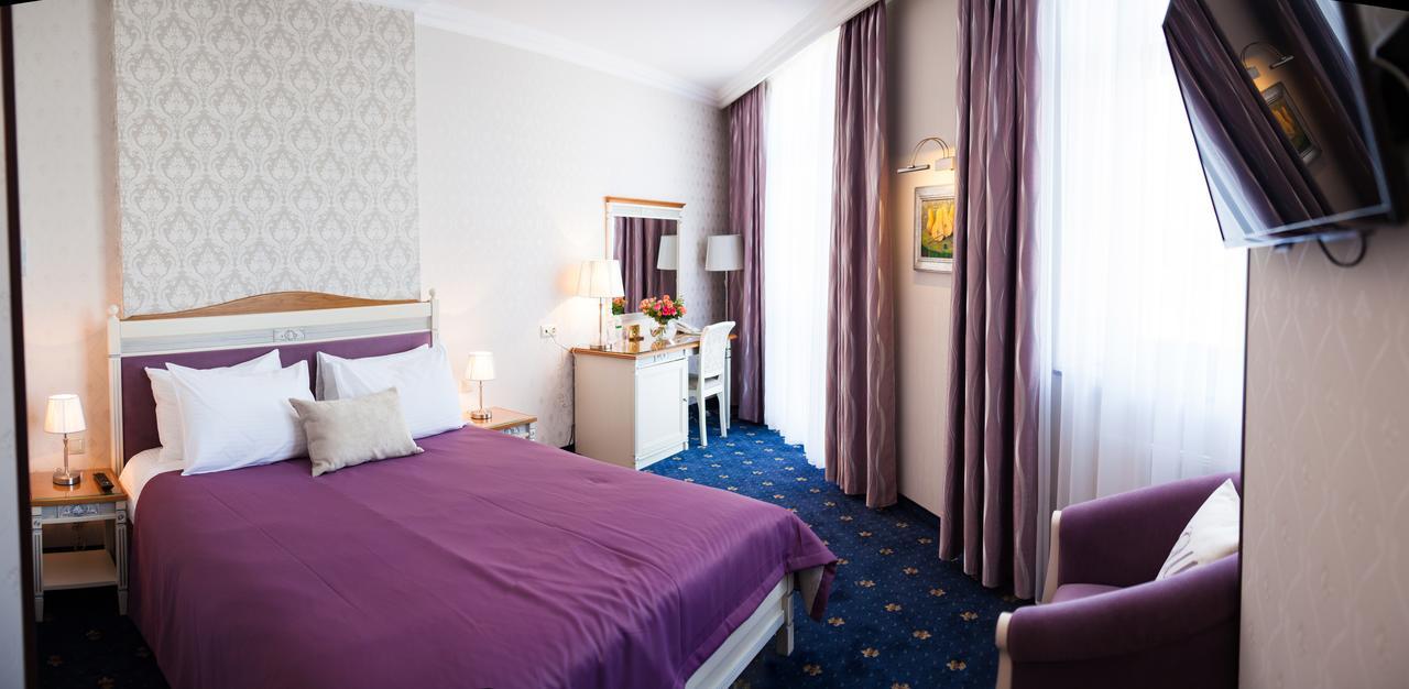 Shato Hotel Chervonograd Exterior foto
